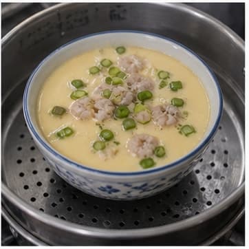 加入配料AI 拟真教学图:真实烹饪过程照片:必须表现“加入配料”。画面应对应动作:加入蔬菜、蘑菇、米粉或其他配料。;加入材料:高汤;视觉标准:配料颜色变亮但不过熟。