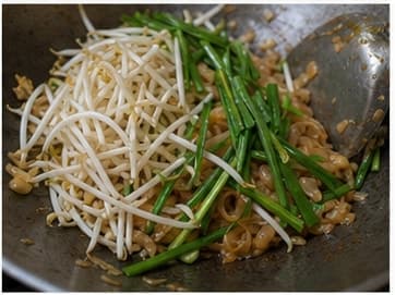 下脆菜AI 拟真教学图:真实烹饪过程照片:必须表现“下脆菜”。画面应对应动作:加 120g 豆芽、30g 韭菜,快速翻 30-45 秒。;加入材料:豆芽、韭菜;视觉标准:豆芽仍挺立,韭菜刚转深绿。