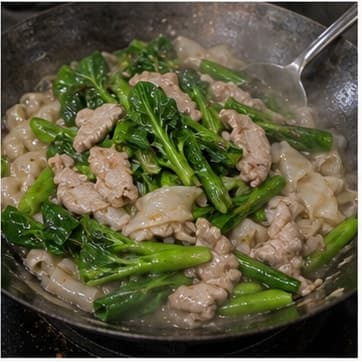加入配料AI 拟真教学图:真实烹饪过程照片:必须表现“加入配料”。画面应对应动作:加入蔬菜、蘑菇、米粉或其他配料。;加入材料:芥兰、肉片、米粉或面条;视觉标准:配料颜色变亮但不过熟。