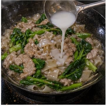 调味AI 拟真教学图:真实烹饪过程照片:必须表现“调味”。画面应对应动作:加入鱼露、糖、酱汁;鱼露和盐类先加 80%。;加入材料:鱼露、棕榈糖;视觉标准:咸鲜和甜味开始融合。