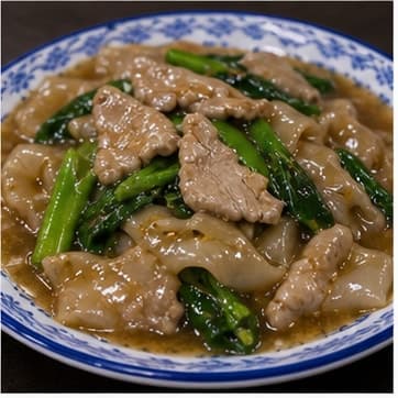 装盘AI 拟真教学图:真实烹饪过程照片:必须表现“装盘”。画面应对应动作:泰式湿炒河粉装盘,记录下一次要微调的咸酸甜比例。;加入材料:无新增材料;视觉标准:成品符合 Rad Na 的颜色、香气和浓度。