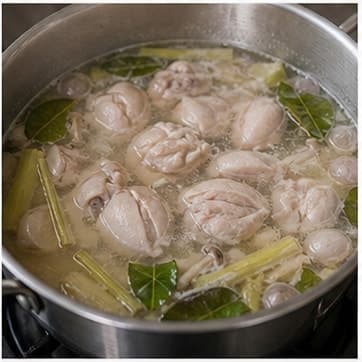 煮鸡肉AI 拟真教学图:真实烹饪过程照片:必须表现“煮鸡肉”。画面应对应动作:加鸡腿肉煮到表面变白。;加入材料:鸡腿肉;视觉标准:鸡肉外层变白,汤仍清亮。