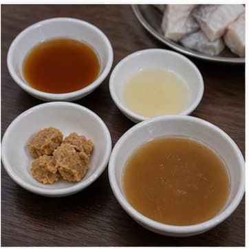 调味预混AI 拟真教学图:真实前期准备照片:必须表现“调味预混”,画面要能对应:鱼露、糖、罗望子或青柠汁不要一次全倒,先按 80% 备好,最后再微调。