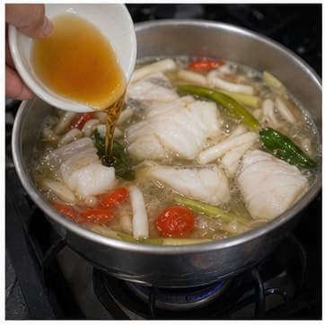 调味AI 拟真教学图:真实烹饪过程照片:必须表现“调味”。画面应对应动作:加入鱼露、糖、酱汁;鱼露和盐类先加 80%。;加入材料:鱼露、棕榈糖;视觉标准:咸鲜和甜味开始融合。